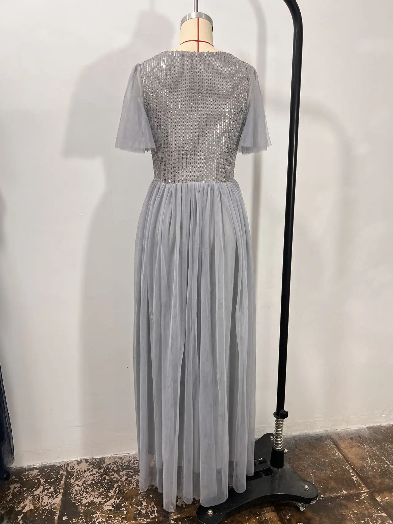 Ladies Sequined V-neck Evening Dress Short-Sleeved Banquet Mesh Big Swing Skirt for Graduation Performance Sexy Long Skirt