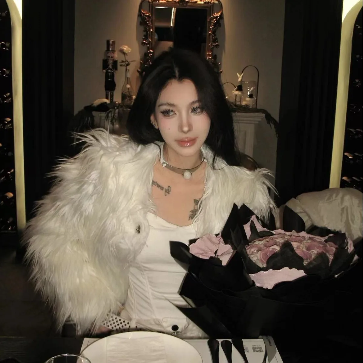 

Белая плюшевая зимняя женская норковая куртка с круглым вырезом, вьющаяся шуба из искусственного меха для женщин, стильная женская шуба из искусственного меха