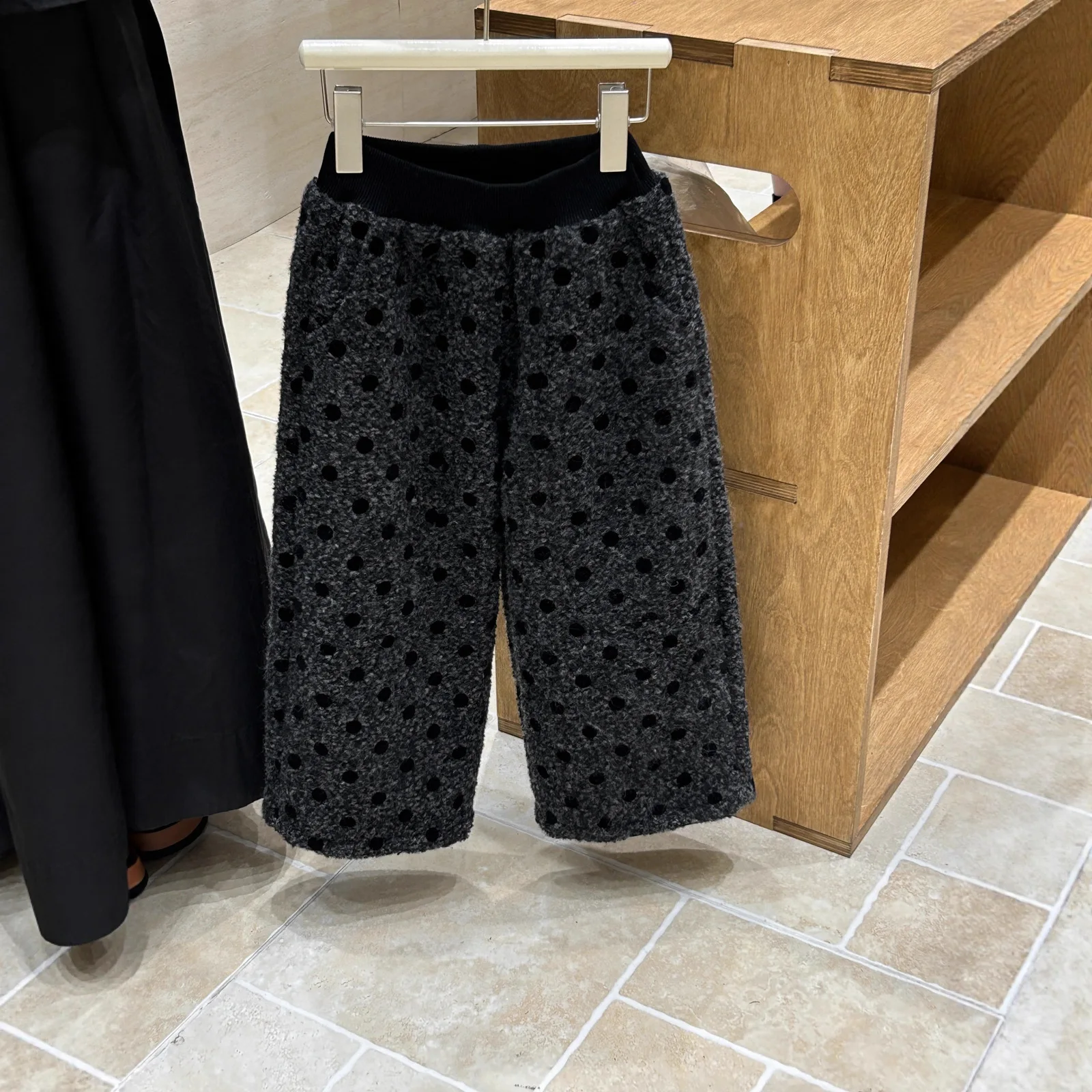 

Брюки для девочек 2025 г., новые зимние черные брюки в горошек и плюшевые повседневные прямые брюки с универсальным темпераментом для повседневной повседневной носки