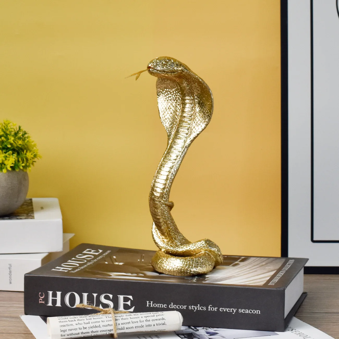 Light luxury creative three-dimensional king cobra animal statue resin handicraft entrance office home decoration