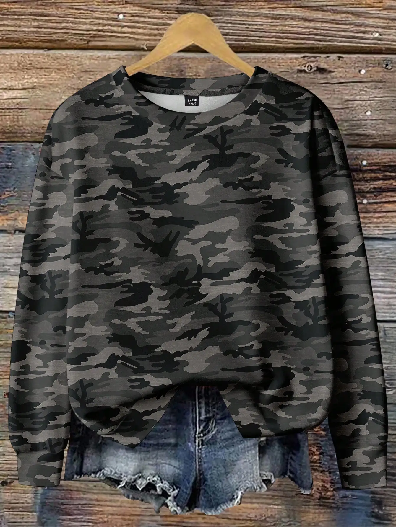 

Women's Camo Print Loose Crew Neck Sweatshirt, Off Shoulder Design, Fall Winter Casual Top