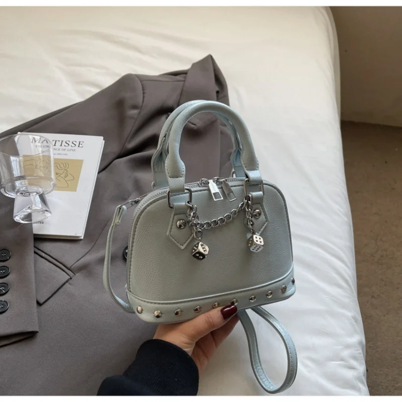 حقيبة كروس مستوحاة من الطراز الكلاسيكي للنساء، محفظة جلدية بسيطة، حقيبة ساعي البريد الراقية، شعار حروف مصمم، ركاب عصري