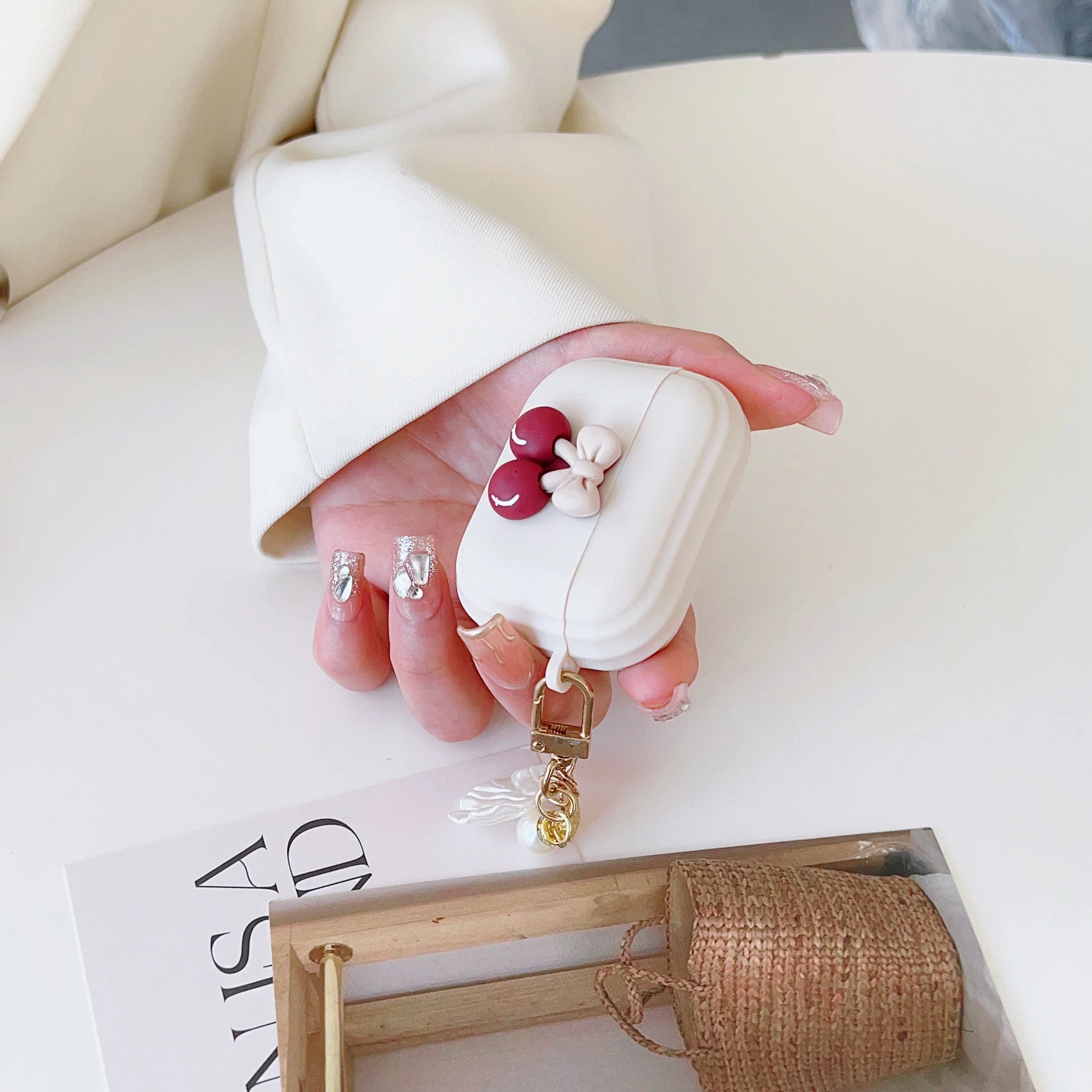حافظة كرزي بيج كلاسيكية لطيفة لأجهزة Apple AirPods 4 3 2 1 Generation Bear Cherry حافظة لأجهزة AirPods Pro حافظة سلسلة مفاتيح فاخرة