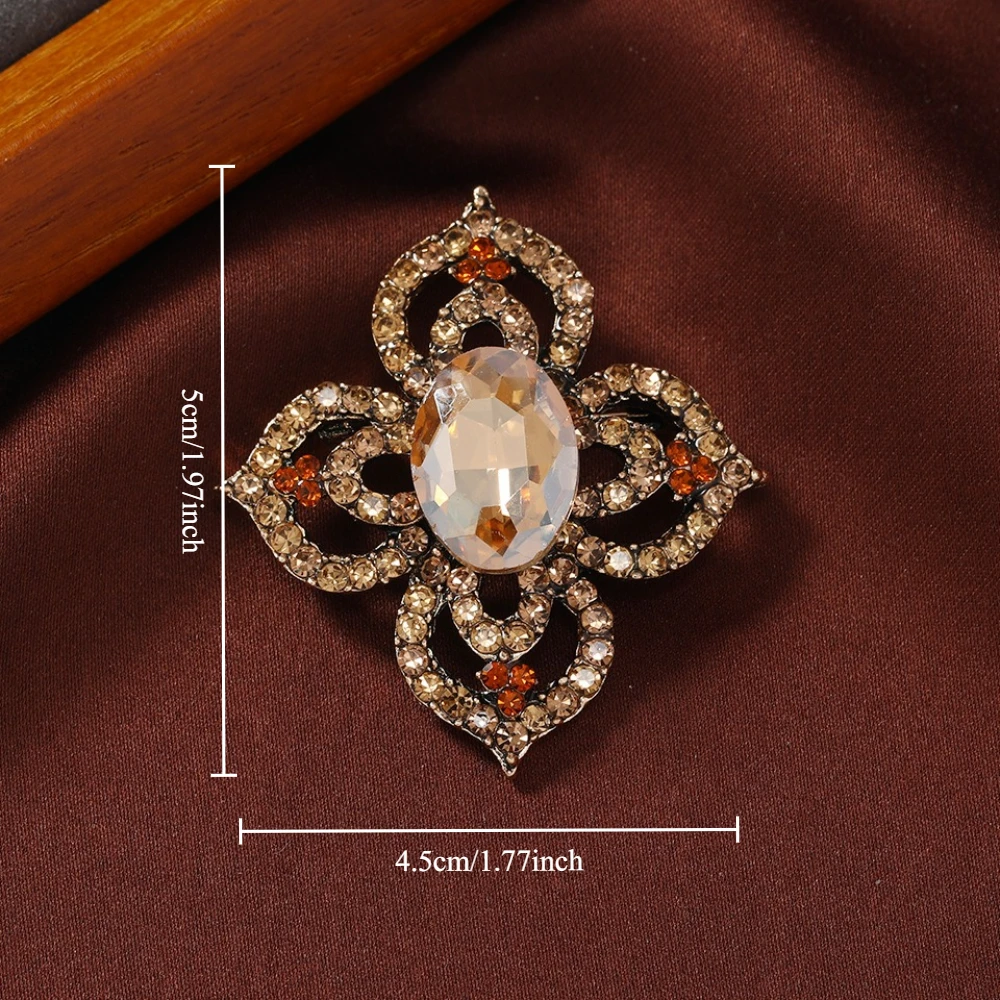 Retro Court Style Hollow Four Leaf Flower Brooch Exquisite Hollowed Out Clover Shaped Banquet Dress Pin Decoration Accessory