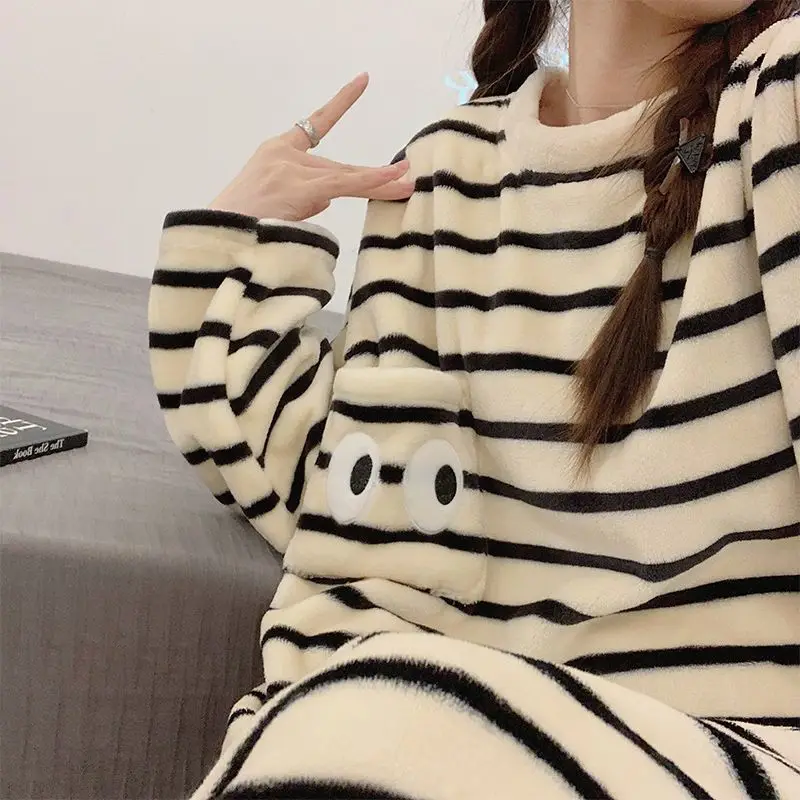 بيجامة نسائية من الصوف المرجاني ملابس منزلية موديل جديد للخريف والشتاء بيجامة نوم من الفلانيل مبطنة بالصوف سميكة وفضفاضة للتدفئة