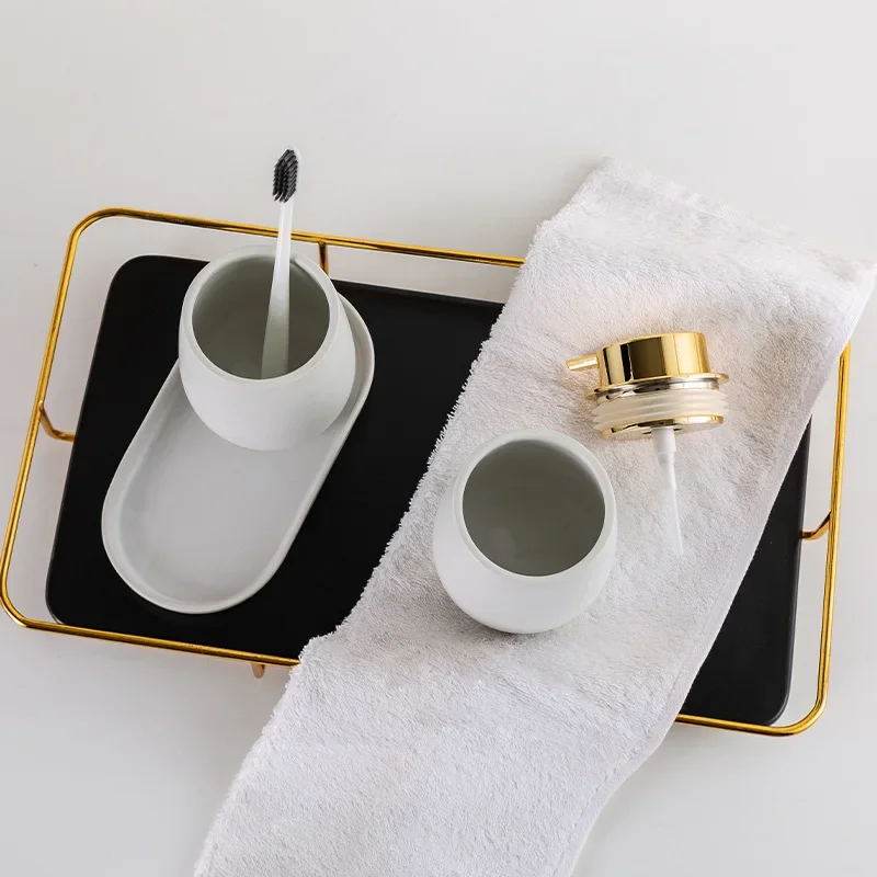 Ceramiczna butelka na balsam do rąk, płyn do dezynfekcji, kubek na płyn do płukania ust, taca, akcesoria łazienkowe do hotelu, przybory toaletowe, dekoracje łazienkowe.