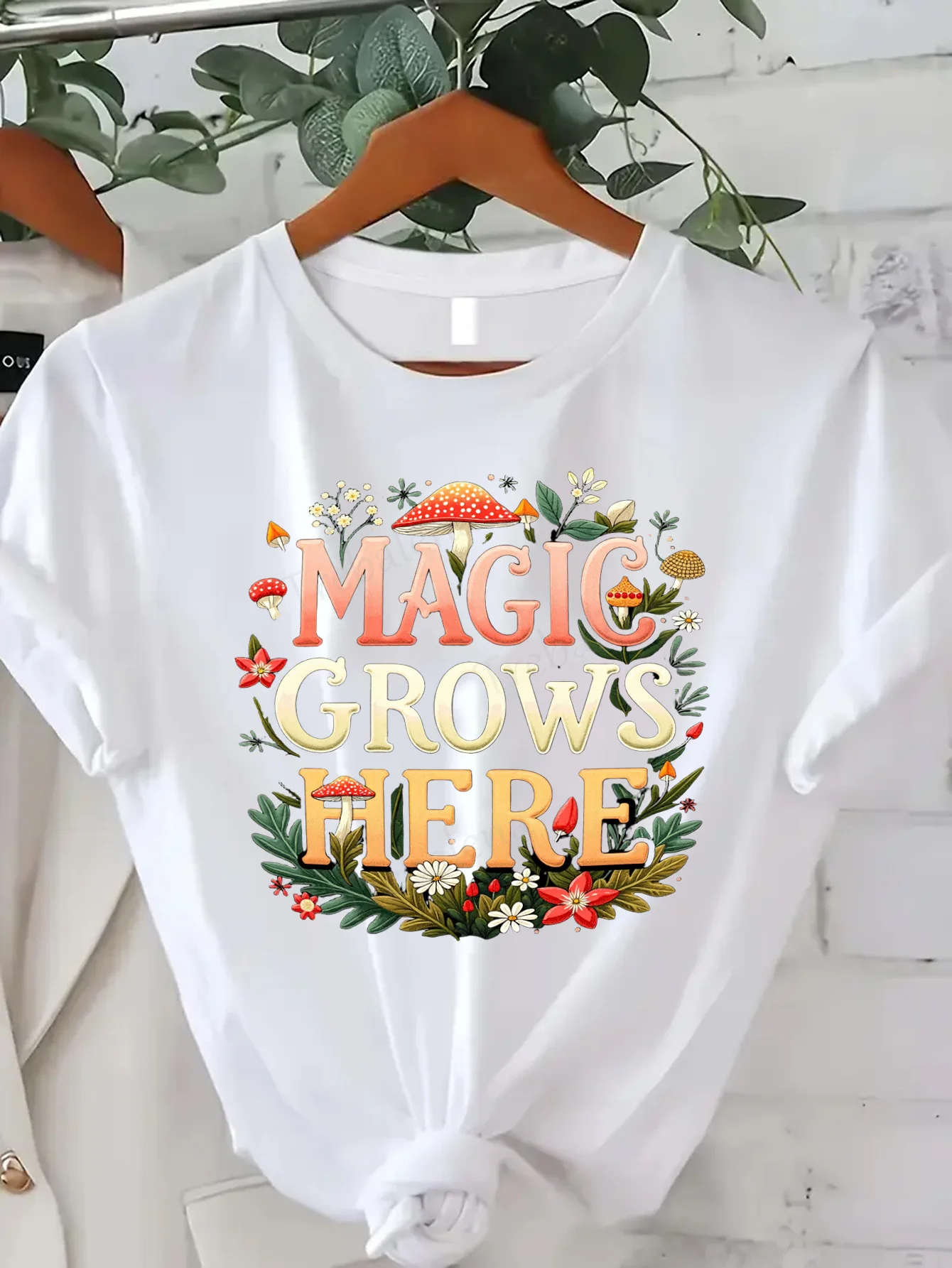 

Удобная женская футболка с принтом «Волшебные растения здесь: Женская футболка «Зачарованный лес»