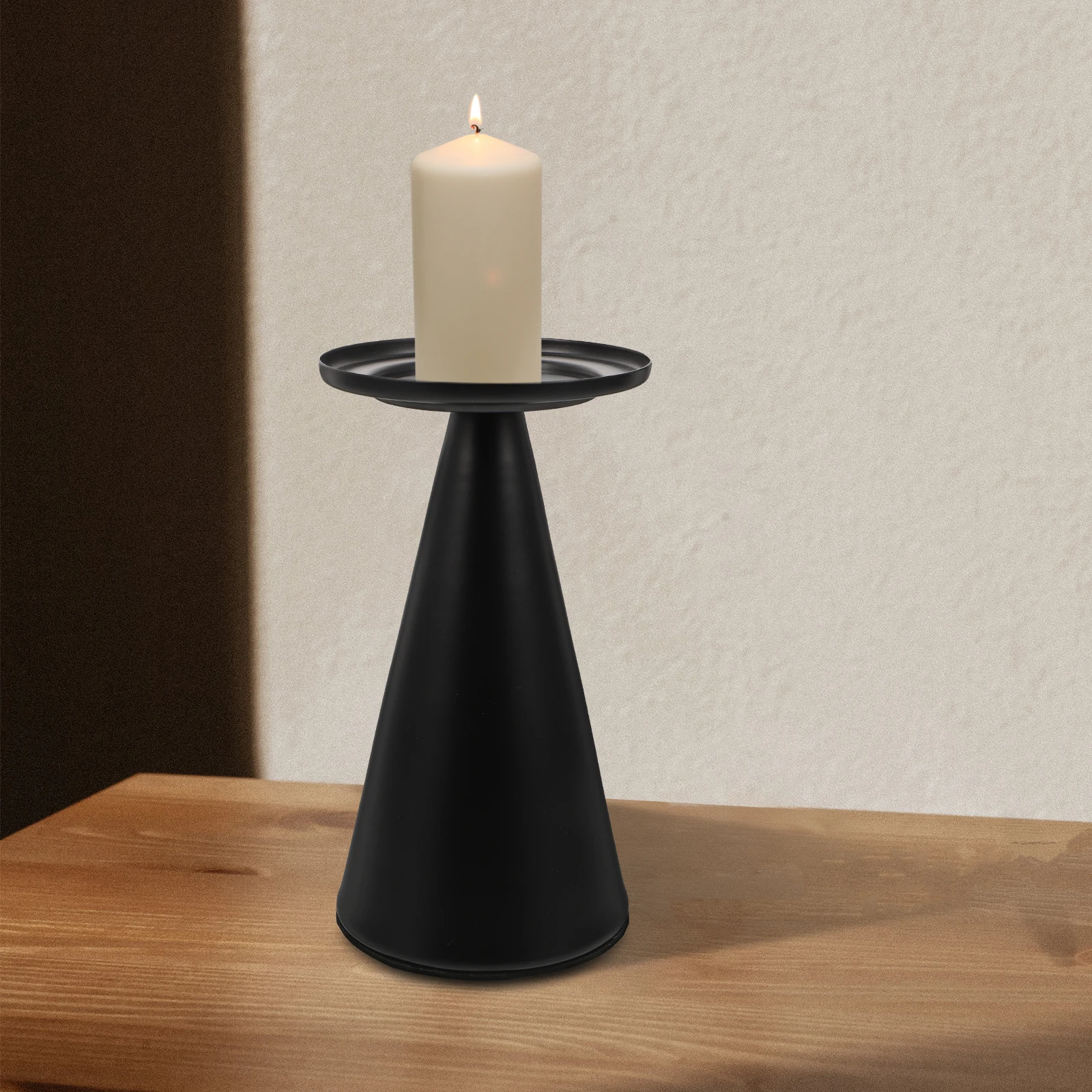 

1Pcs Exquisite Iron Craft Candlestick Simple Style Stand Indoor Outdoor Dining Table Decorative Candleholder