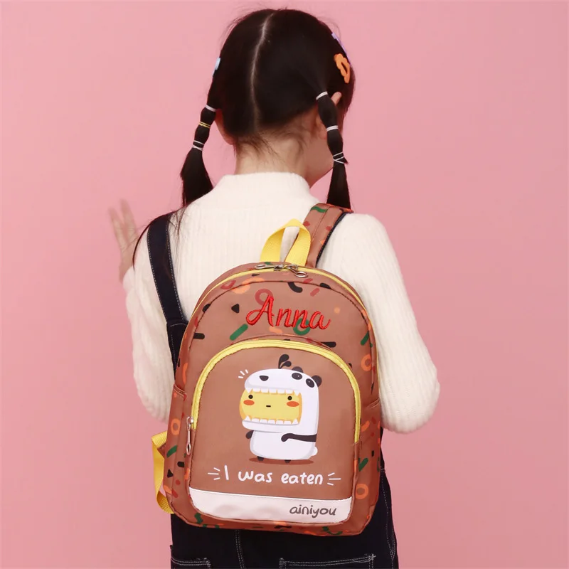 2024 neue Kinder Umhängetasche personal isierte Name Kindergarten niedlichen Cartoon Rucksack Jungen und Mädchen Schult asche