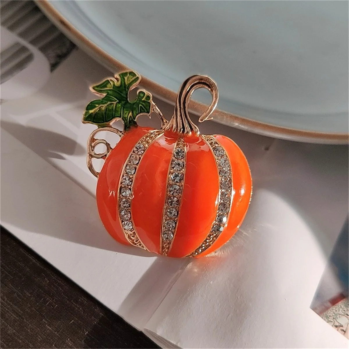 Rinhoo Green Leaf Enamel Pumpkin Brooches For Women Men Vintage Ghost Skull Witch Hat Pumpkin Pins Plant Badge Halloween Jewelry