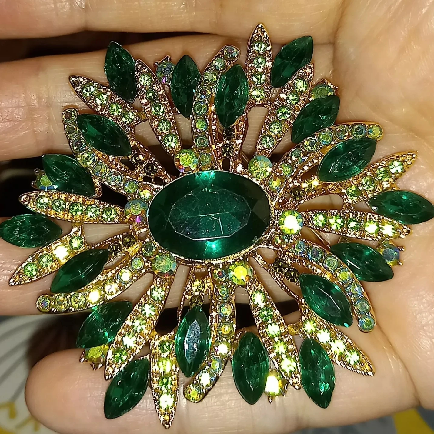 Luxury Women Men Sparkly Crystal Shining Badges Brooch Clssic Exquistie Middle Design Rhinestone Flower Pin Accessories For Lady