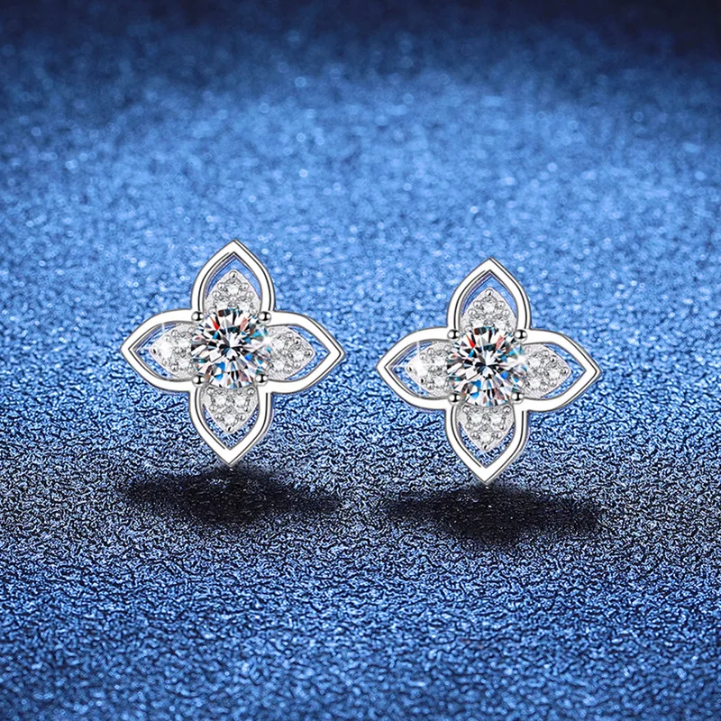 

Luxury platinum Pt950 moissanite diamond four-leaf clover stud accessories, platinum 18K wedding jewelry