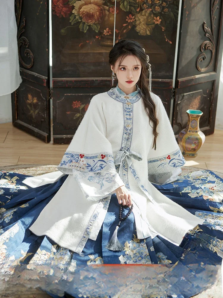 

Женский ханьфу «Тринадцать лотосов»: теплая зимняя юбка с воротником и шлейфом в стиле Цинхуа, имитирующая старинный китайский фарфор
