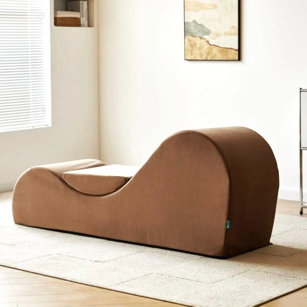 كرسي استرخاء Solace Chaise Lounge بتصميم مريح بدون جاذبية، غطاء رغوي عالي الكثافة قابل للإزالة وقابل للغسل باللون البني