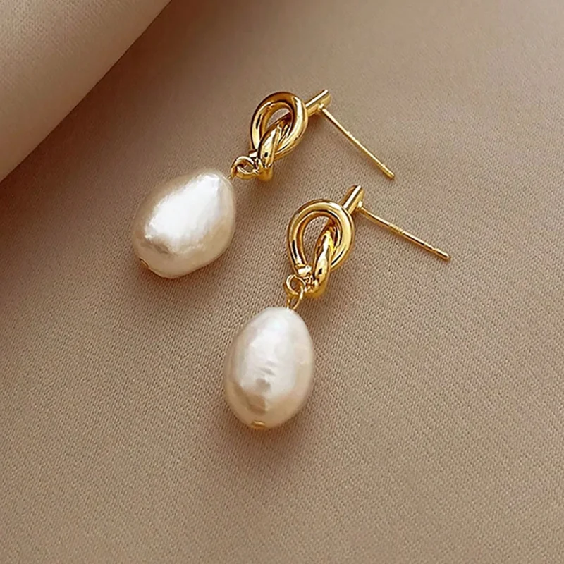 A pair of elegant retro artificial pearl earrings, women in daily life, weddings, banquets, and other occasions to wear