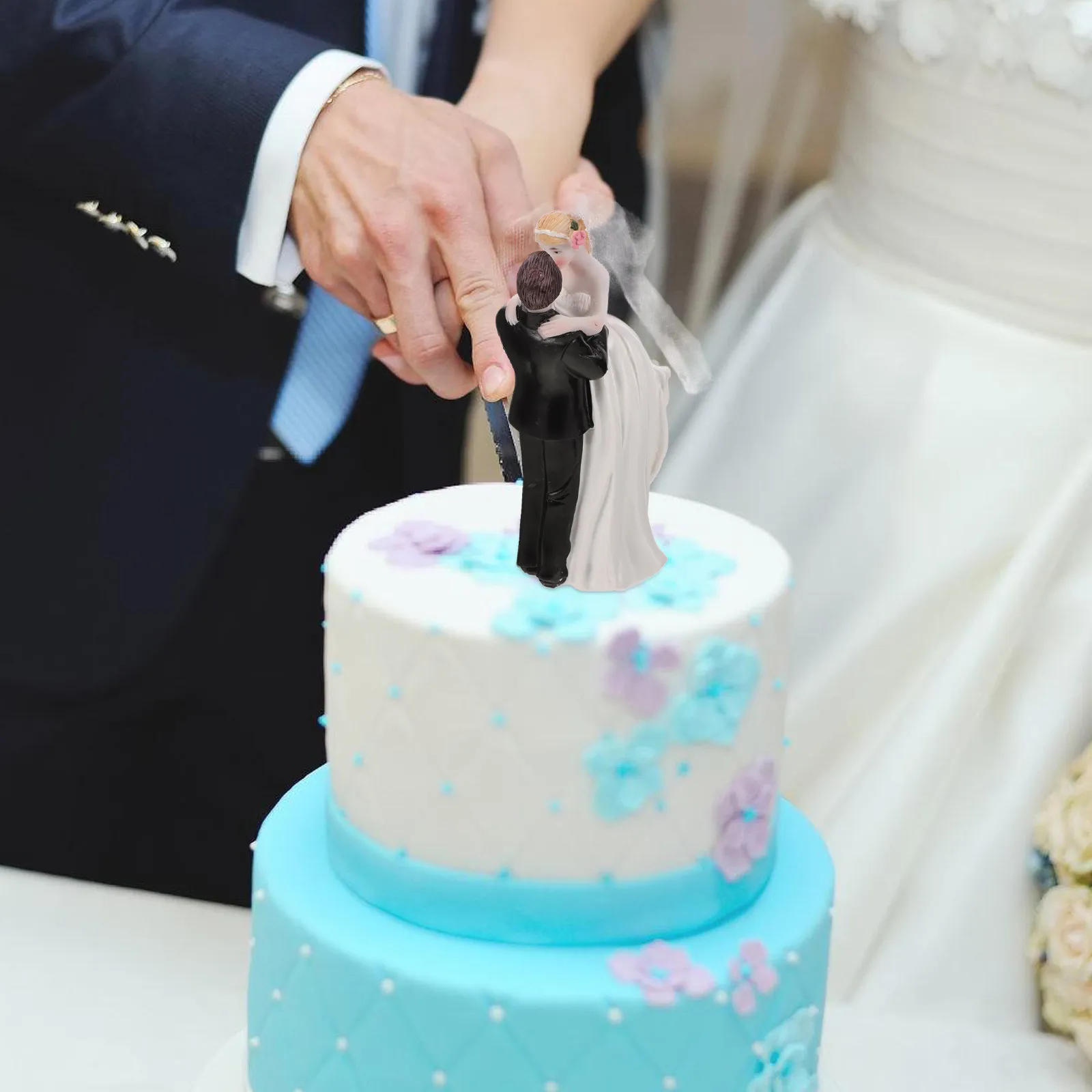 

Фигурки жениха и невесты из смолы для свадебного торта, романтические маленькие фигурки жениха и невесты, уникальный свадебный декор, аксессуар для торта