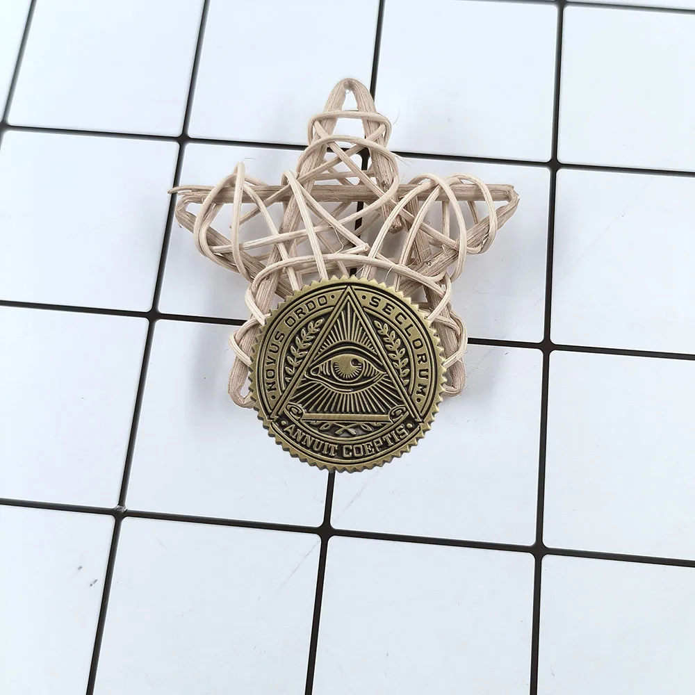 All Seeing Eye Illuminati Brooch Novus Ordo Seclorum Annuit Coeptis Badge Vintage Metal Lapel Pin Jewelry Collar Decorative Gift