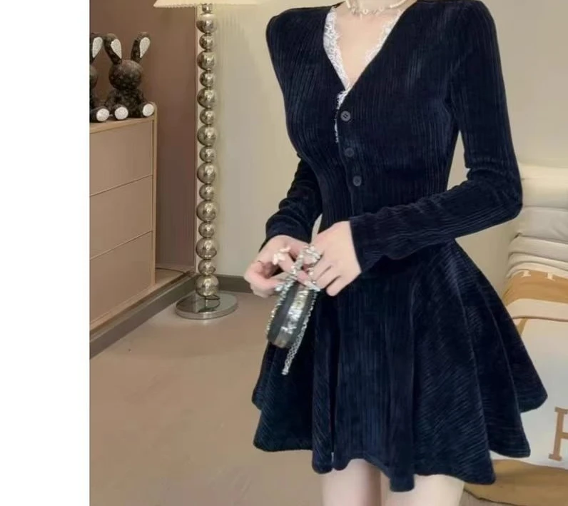 Vestido de malha sexy com decote em V e manga comprida para mulheres no outono e inverno, novo estilo sofisticado, ajuste fino e saia evasê emagrecedora