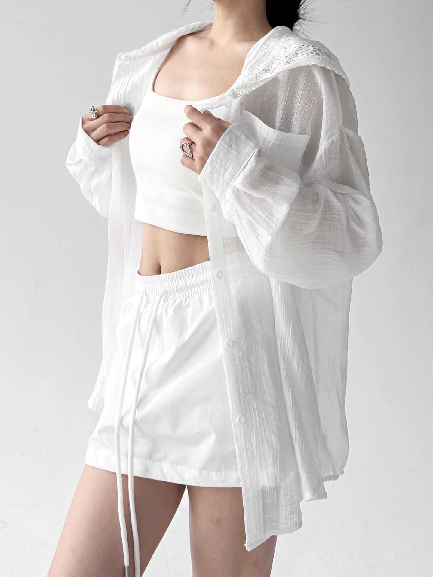 

Новинка 2025, белое длинное свековое солнцезащитное пальто с капюшоном irt, женское летнее тонкое свободное корейское пальто с ленивым ветром, топ из полиэстера...