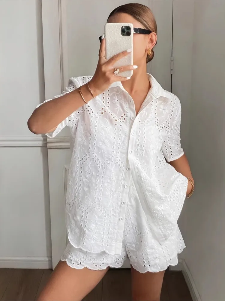 

2026 комплект из 2 полых свободных рубашек и шорт, однотонный повседневный комплект для поездок на работу, пляжный отдых, повседневные топы, шорты, комплект из двух предметов