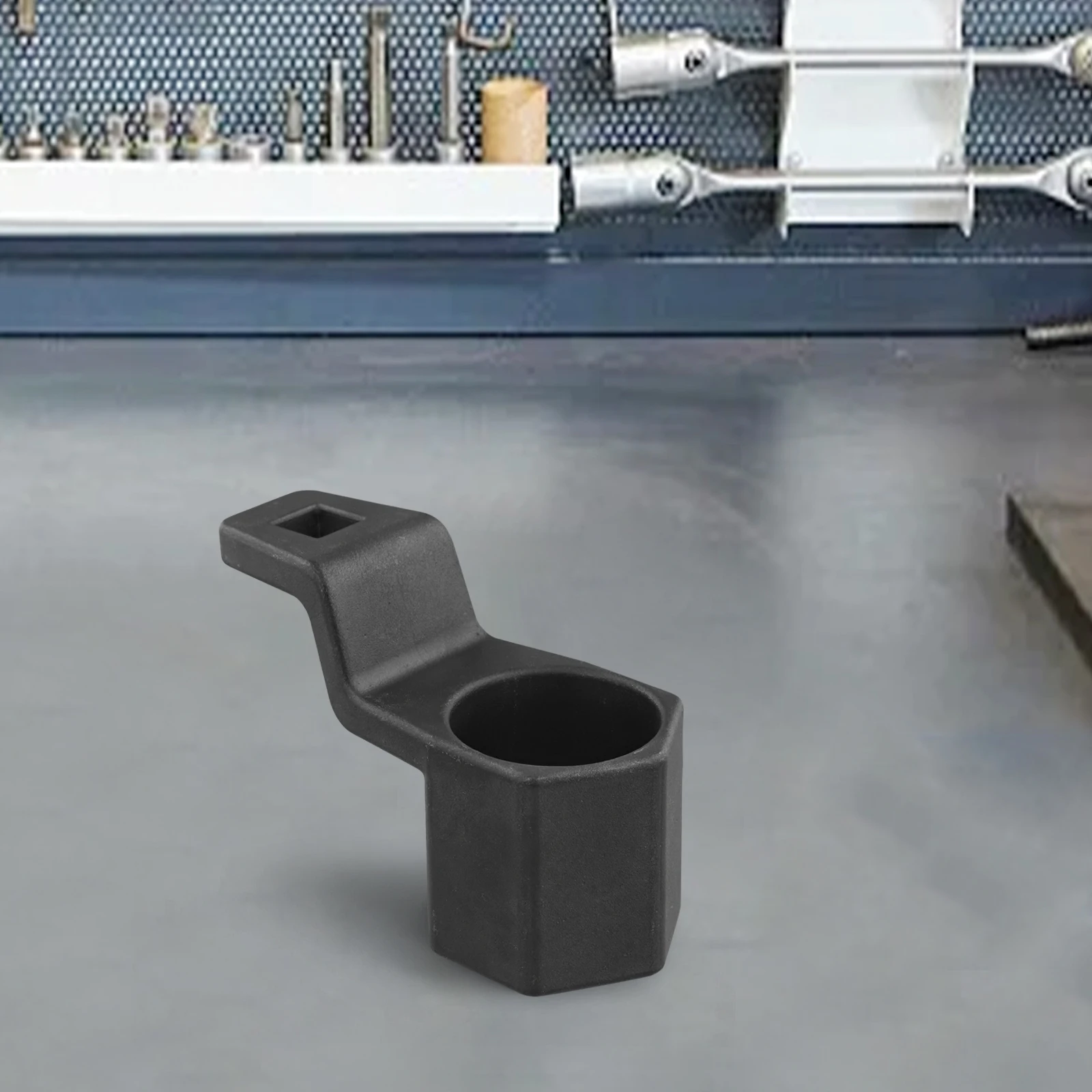 

В автомобильных мастерских. Инструмент для обслуживания двигателя предотвращает повреждение компонентов двигателя. Компактный размер для удобного хранения.