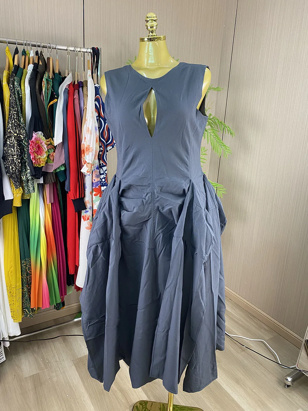 High-quality, sophisticated, and elegant women’s long dress featuring a round neckline and asymmetrical pleats.-GZXX1208