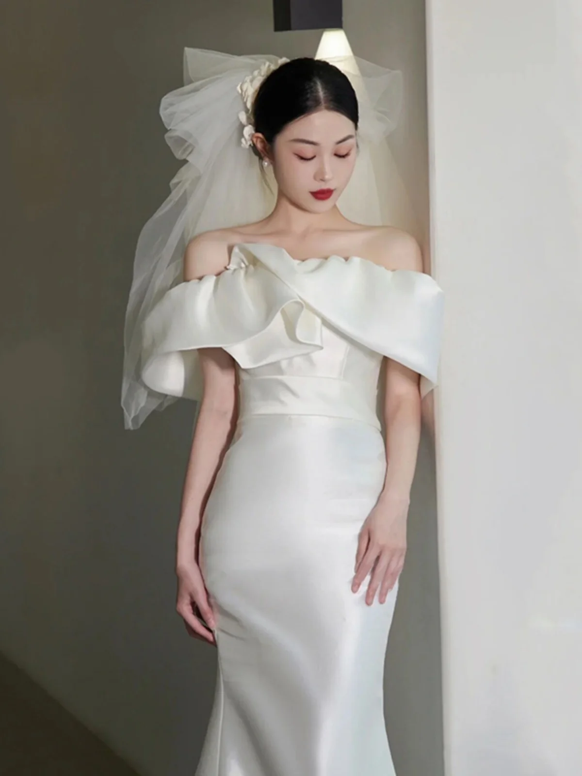 

Легкое атласное свадебное платье на одно плечо, простое, приталенное, фасона «русалка», белое, для выездной свадьбы на открытом воздухе