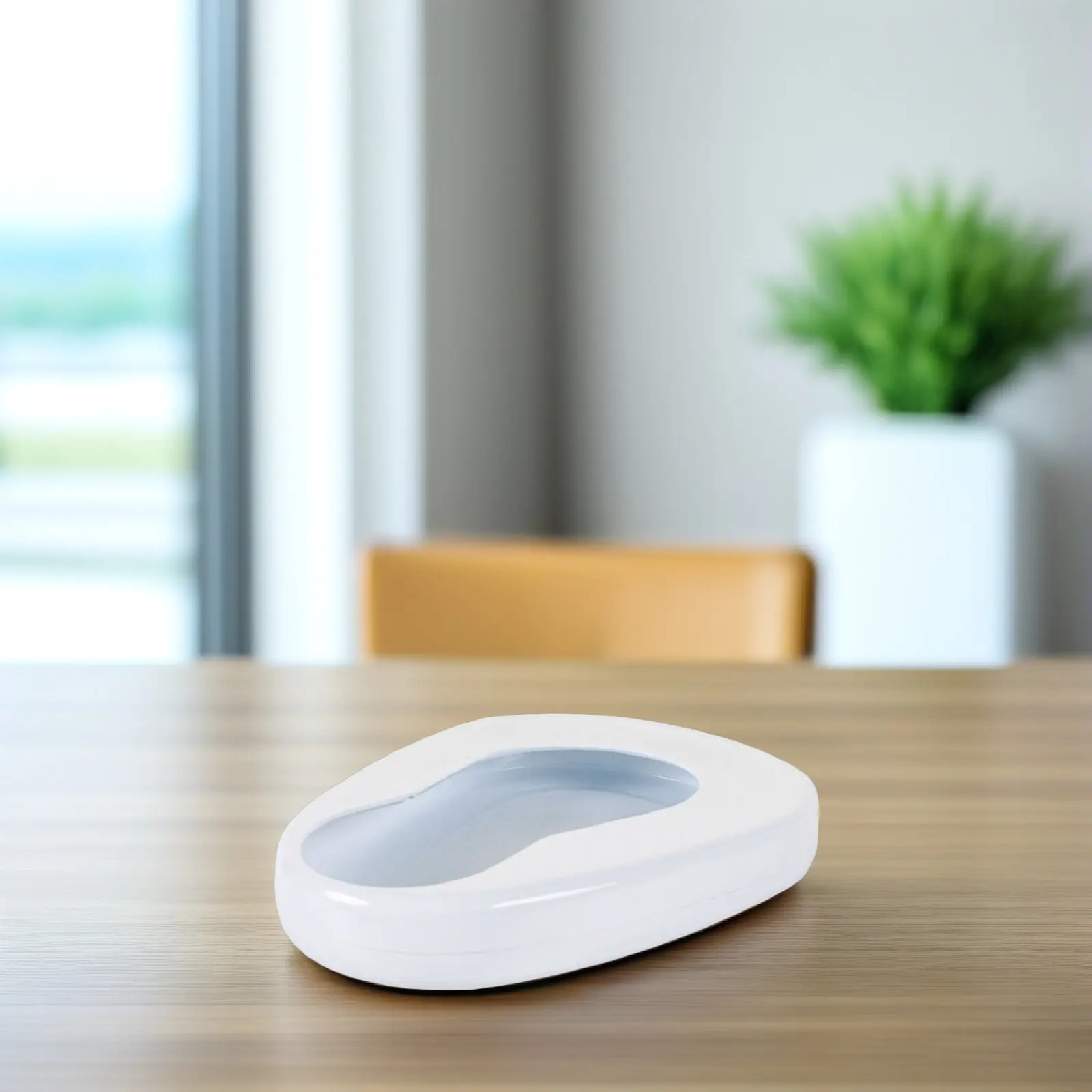 エナメル製の携帯用便器。滑らかな曲線デザインで、寝たきりの高齢者や患者が使用しやすい。こぼれ防止設計で、快適に使用できる。