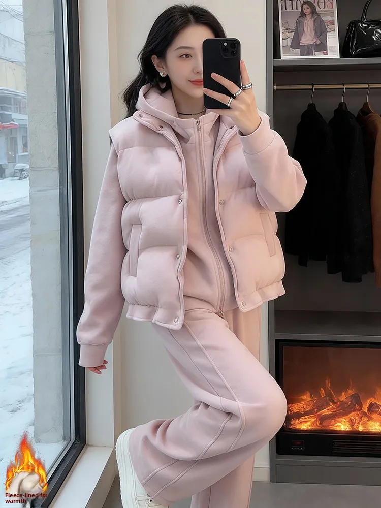 

Зимний женский комплект из трех предметов: хлопковая куртка, худи и спортивные брюки. Уникальный, красивый, стильный повседневный спортивный костюм.