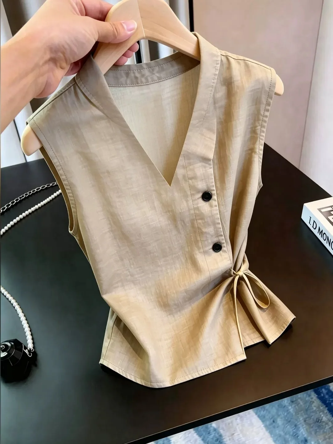 

Elegant V-Neck Sleeveless Waist-Cinched Design Women's Top Korean Style Commute Straight Cut Silken Vest Summer Fashionable