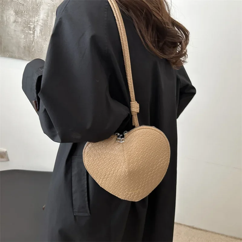 

2025 New Fashionable & Niche Design Bag - Women's Minimalist Heart-Shaped Crossbody Tote in Solid Color for Casual Use