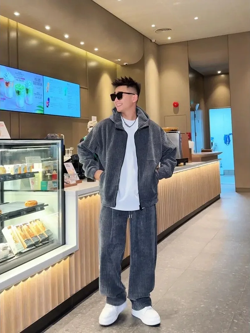 

Спортивный костюм Thiened Fce Fibone: осенне-зимний комплект из двух предметов — повседневные брюки с широкими штанинами и длинная толстовка с капюшоном.