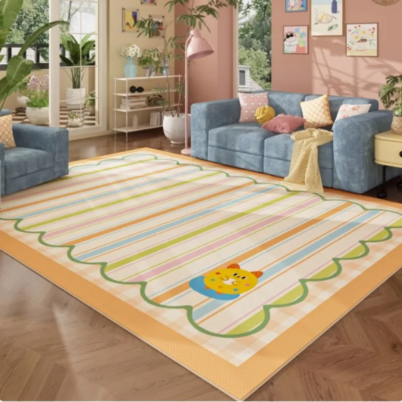 غرفة المعيشة فيكاما لطيفة وداخلية. سجادة صيفية، غرفة نوم، فتاة مخططة، بطانية بجانب السرير على الطراز الكريمي، ديكور منزلي