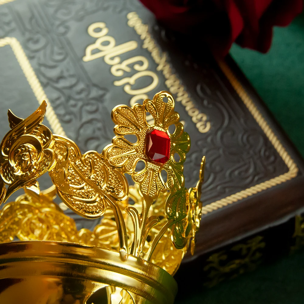 Luxury Gilded Orthodox Standing Cross Vigil Lamp Embossed Jesus Statue Red Scalloped Glass Cup Gem Inlay Cathedral Altar Liturgi