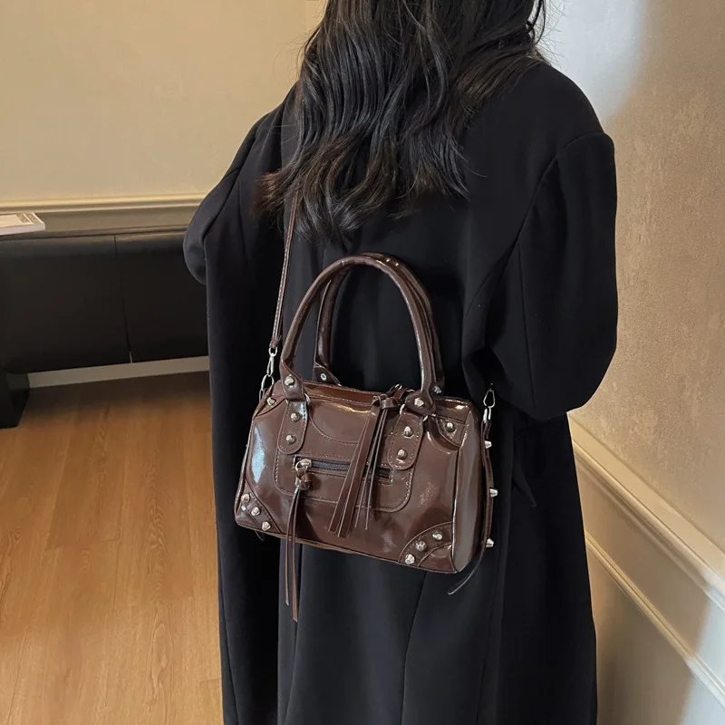 Modische Nieten-Handtasche mit großem Fassungsvermögen, europäische und amerikanische Bowling-Motorrad-Handtasche, Umhängetasche für Damen – Detail 5
