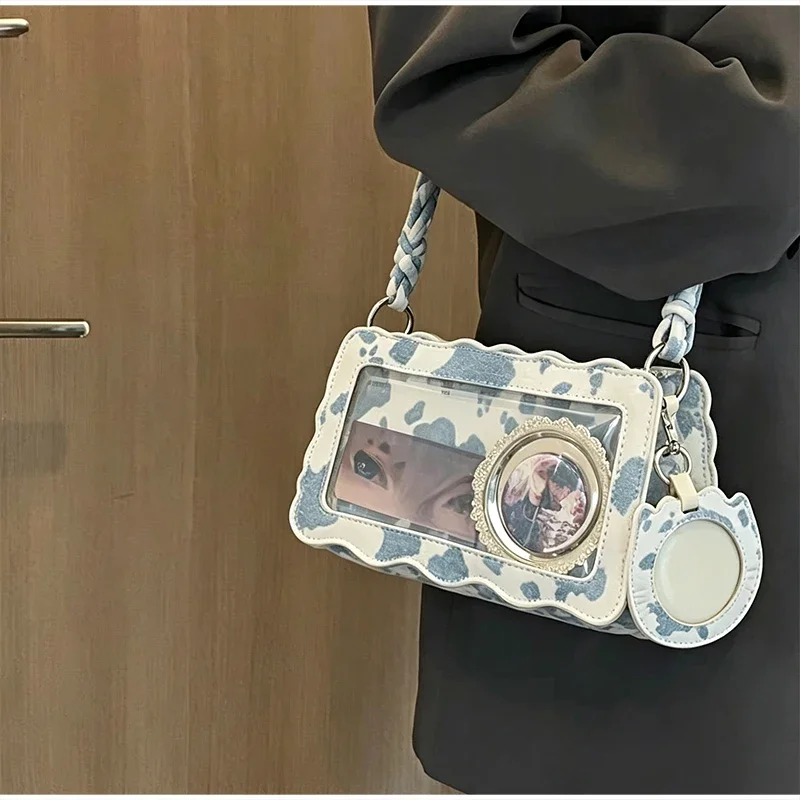 Ita-Tasche mit Kuhmuster und transparentem Sichtfenster, Damen-Umhängetasche, quadratische Handtasche mit gewelltem Rand und Anime-Knotenriemen – Detail 6