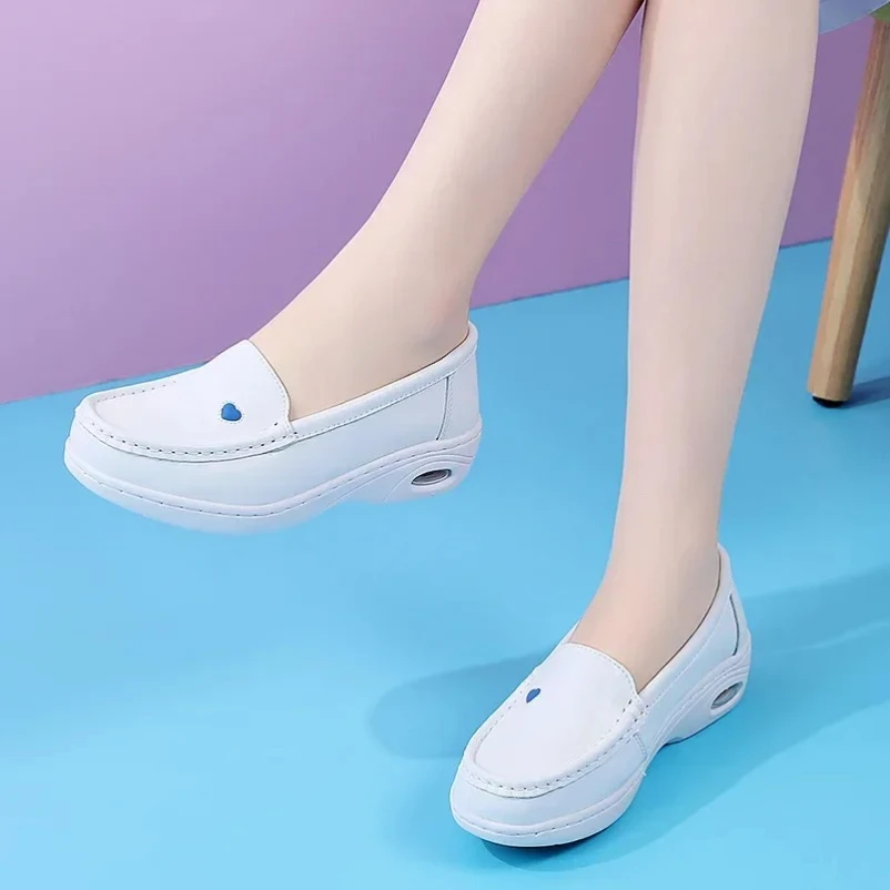 2025 Zapatos de mujer Enfermera de Hospital cómodos zapatos blancos de fondo suave tacón de pendiente blanco pedal desodorante de cuero aumentado