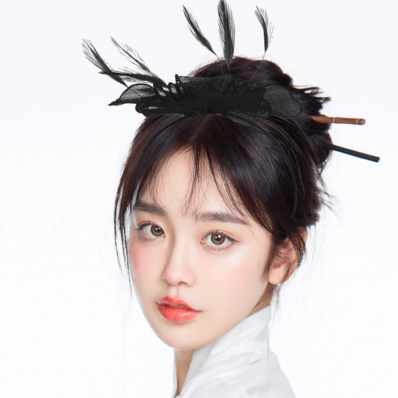 tiara-inspirada-no-estilo-vintage-elegante-em-linho-preto-acessorio-estiloso-para-casamento-festa-de-cha-e-eventos