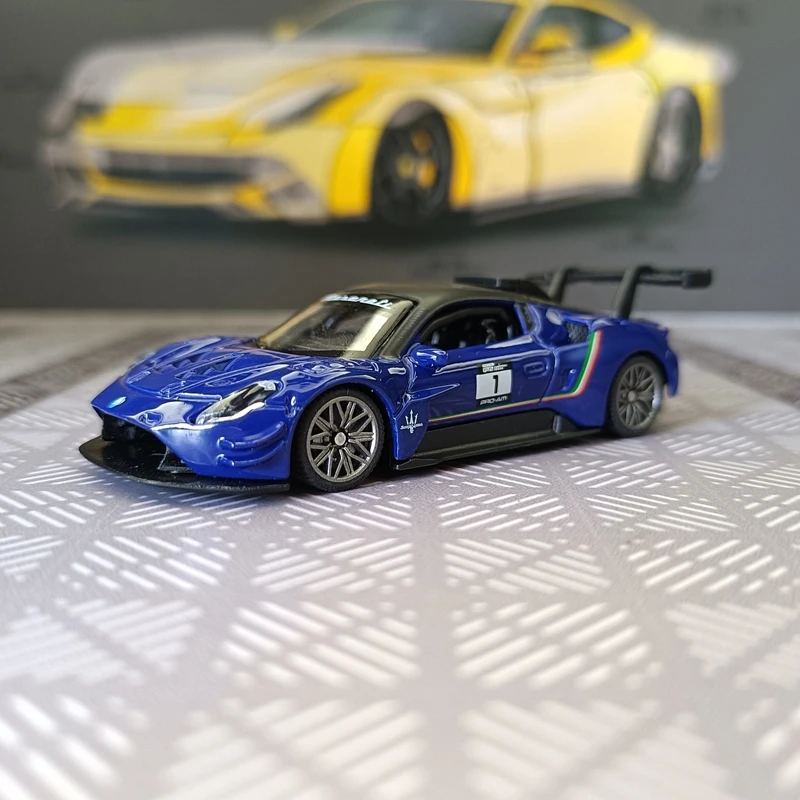 

Модель автомобиля Maserati GT2 из сплава металла в масштабе 1:64, декоративное украшение для рабочего стола, небольшой спортивный автомобиль, подходит для коллекции и может быть подарен.