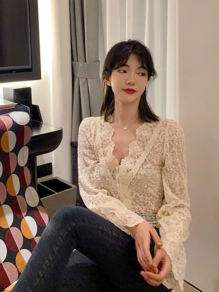 Heavy Embroidery Lace Base irt Women's Fall 2024 New Design Sensation Small Hook Flower Bell Sve Hollow Top Korean Sle...