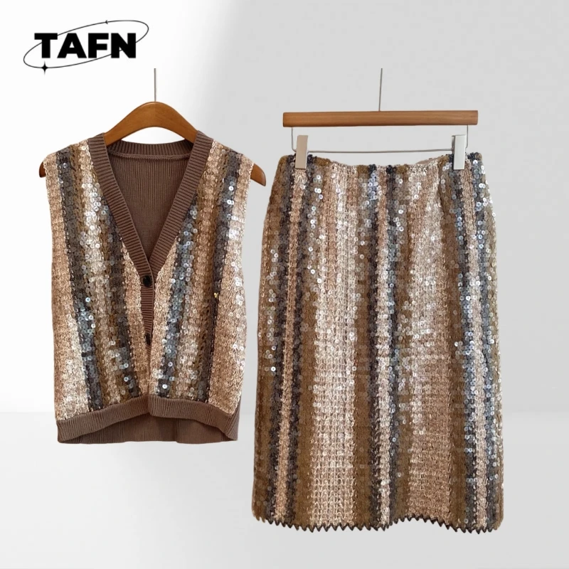 

Trendy Two-Piece Skirt Set for Women, Fashionable for Any Occasion Trendy and Comfy Women's Skirt Set, Perfect AK1113