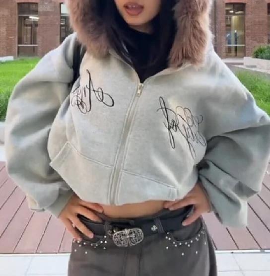 

Шикарная новая серая короткая куртка с буквенным принтом, воротник из искусственного меха, длинный рукав, капюшон, молния, осенняя мода, уличный повседневный топ