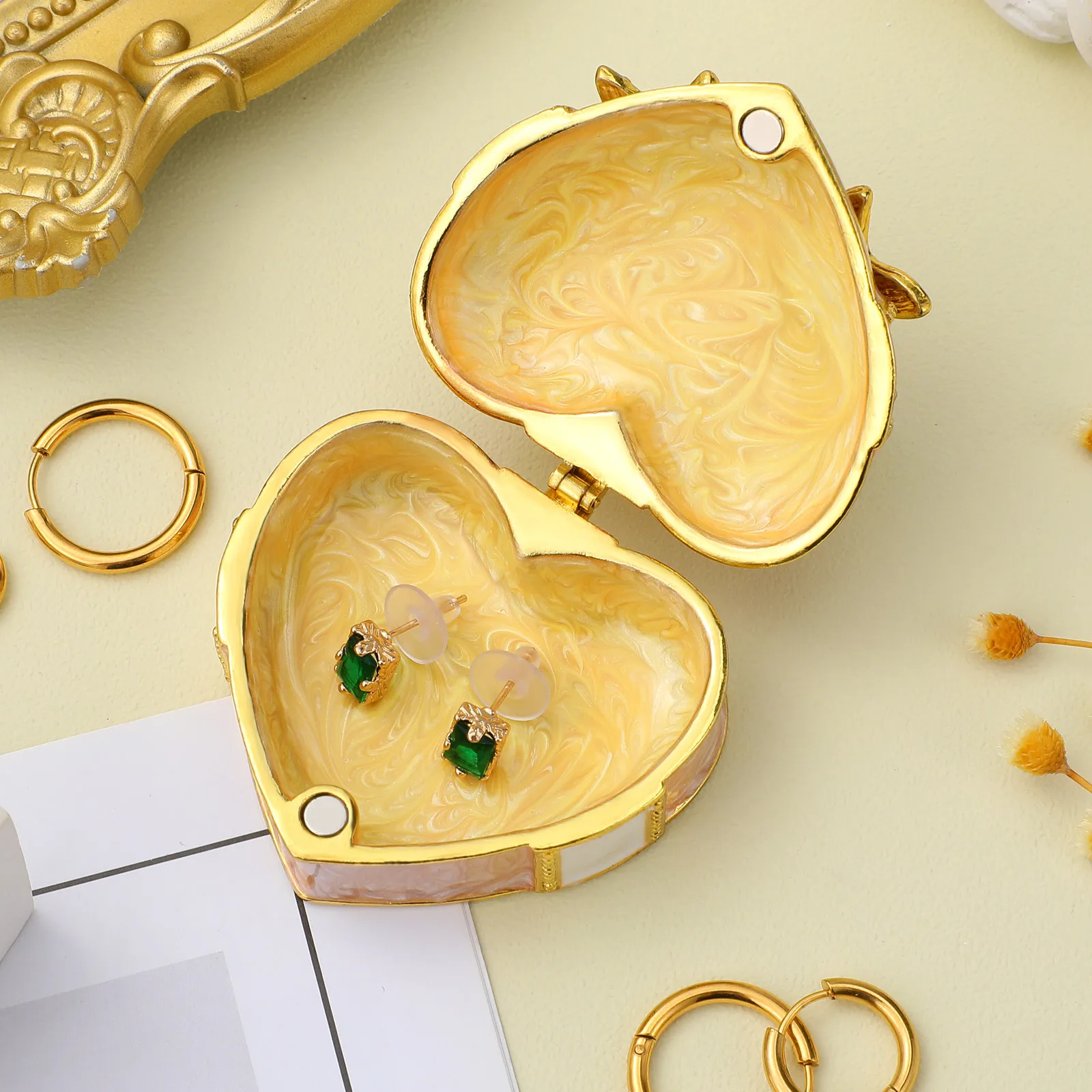 

Heart Shaped Jewelry Box Sturdy Alloy Design Storage Case for Earrings Necklaces Rings Brooches Travel Home Gift Box
