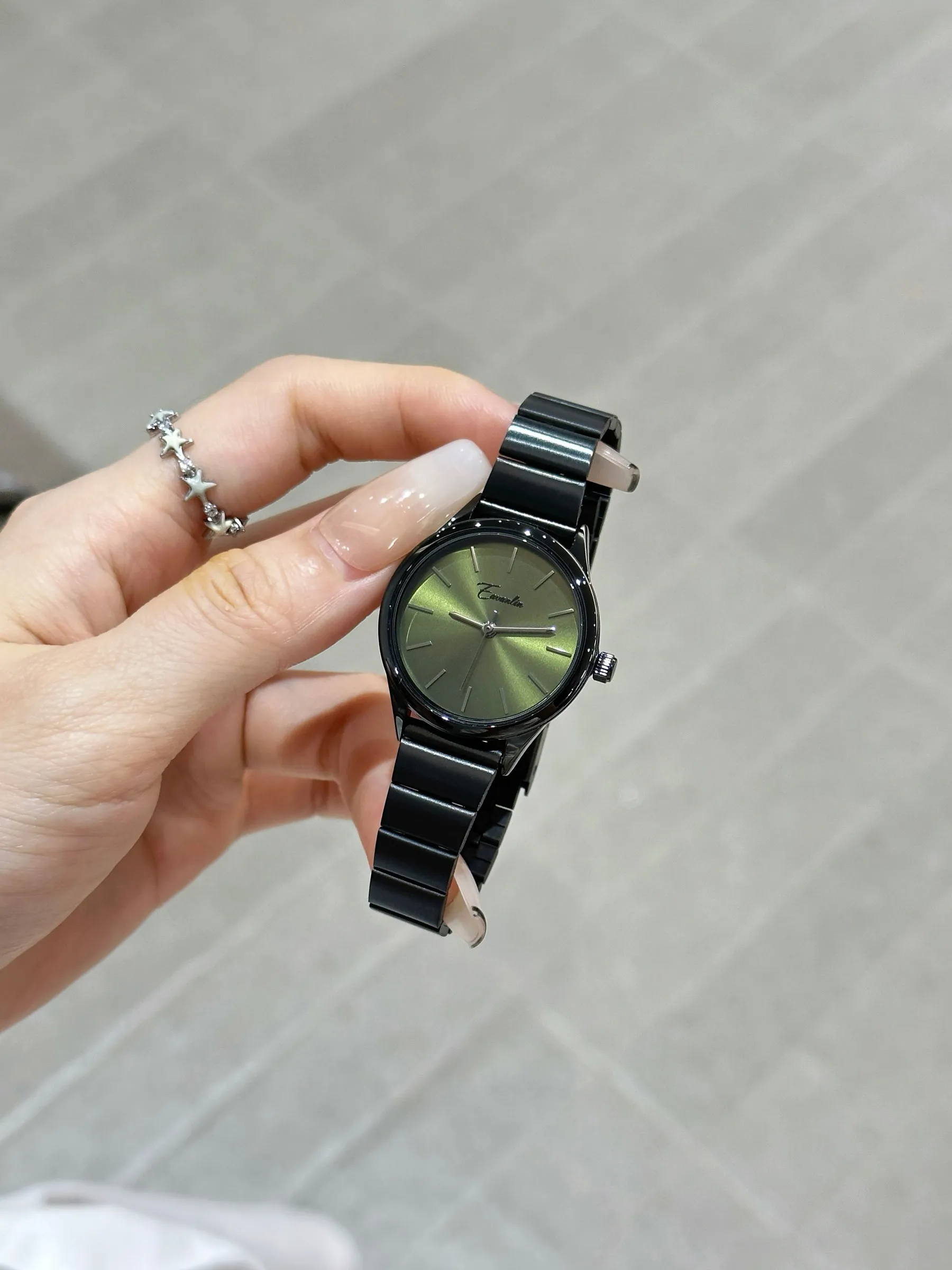 

Новые женские часы 2026 года, новая модель, легкий люкс, корейский стиль, простой дизайн, высококачественные, универсальные женские часы для студенток.