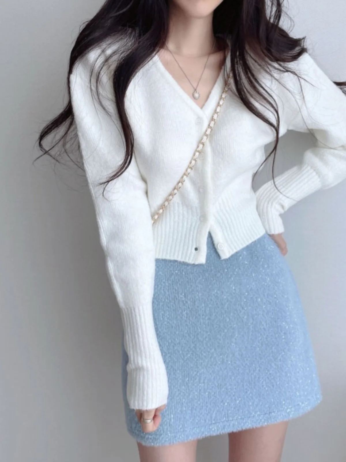 كارديجان نسائي محبوك برقبة على شكل V، سترة قصيرة بدون أكمام للتنحيف، ملابس خارجية تبرز الخصر، موضة خريفية وربيعية مثيرة
