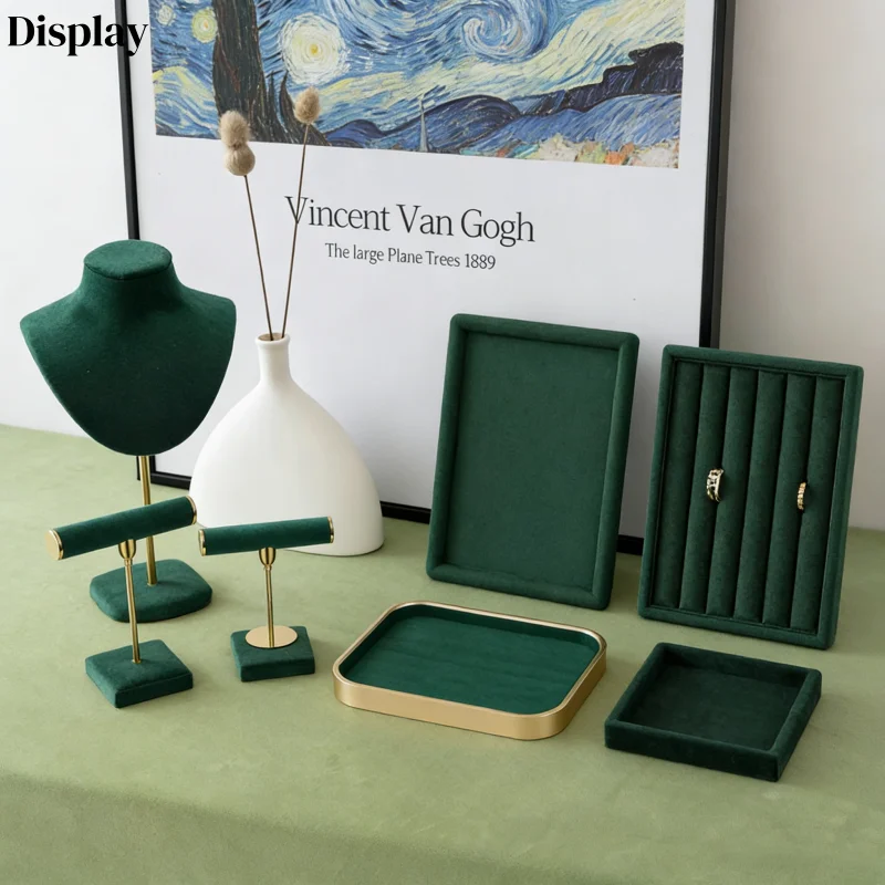 

Набор для демонстрации украшений зеленого цвета: подставка из микрофибры с металлическим ободком и держателем для браслетов, роскошный бархатный органайзер