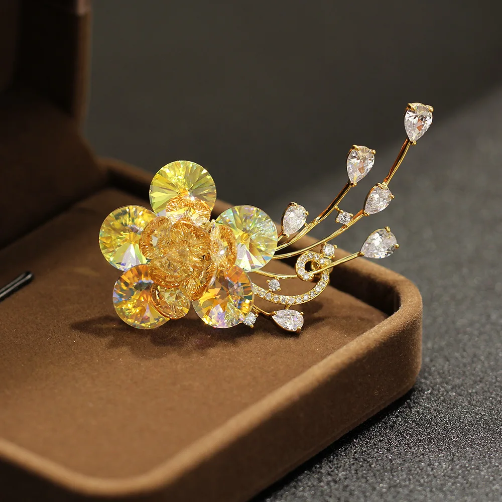 

Subtle and High-end Austrian Imitation Crystal Black and Yellow Flower Brooches Luxury Design Corsage Women's Accessory Pins