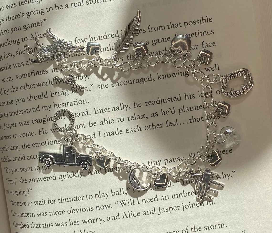 Twilight Charm Armband | Bellas Wolf und Kristall herz | Twilight Saga Fan Kunst | Twilight inspirierte Charm Armbänder