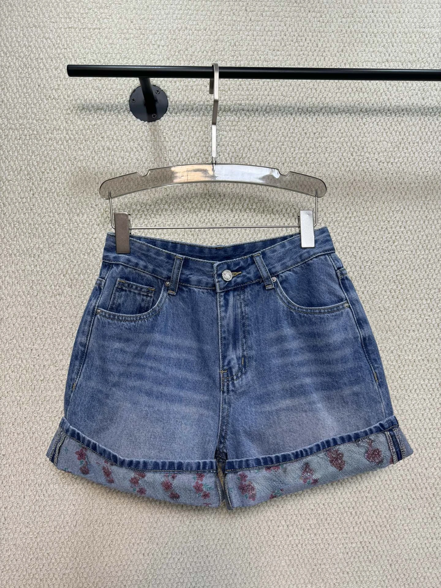 

Slimming Floral Embroidered High Waist Denim Shorts Women's Fashionable Straight Leg Cuffed Jeans Short Pants Spring 2026