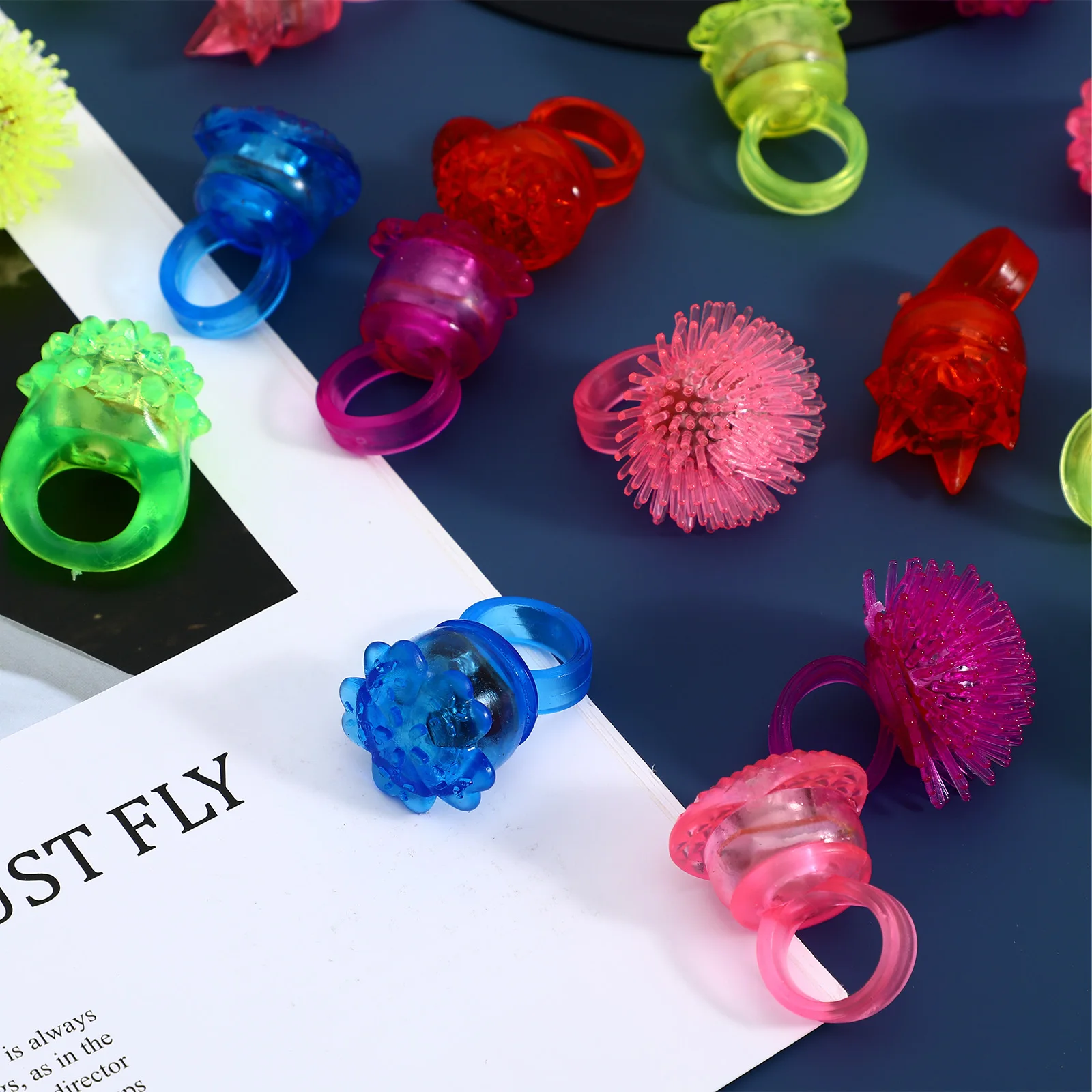 

20 pcs LED Glow Rings for Children Party Favors Treats Strawberry Shaped Flashing Decorations DIY Wedding Favor Gifts